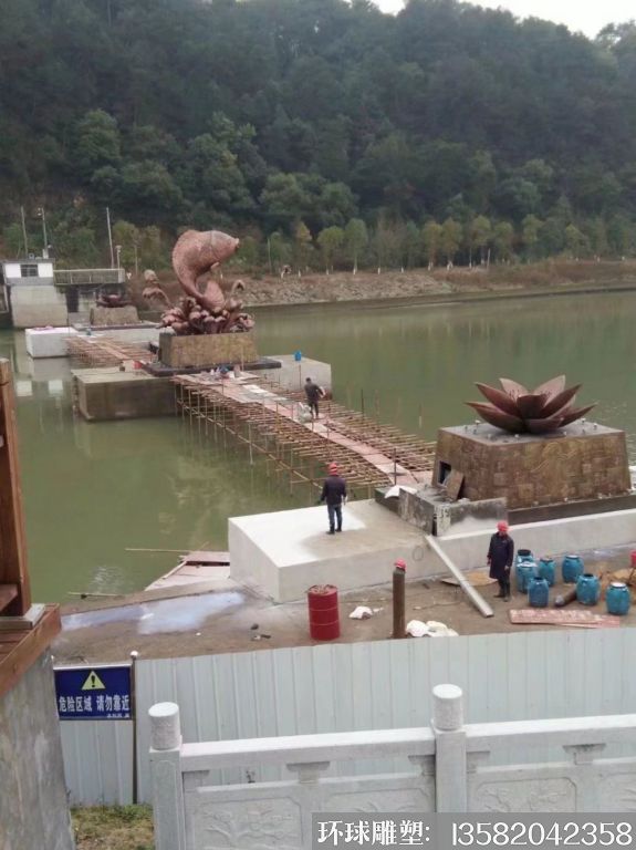 緞銅魚(yú)雕塑，荷花雕塑